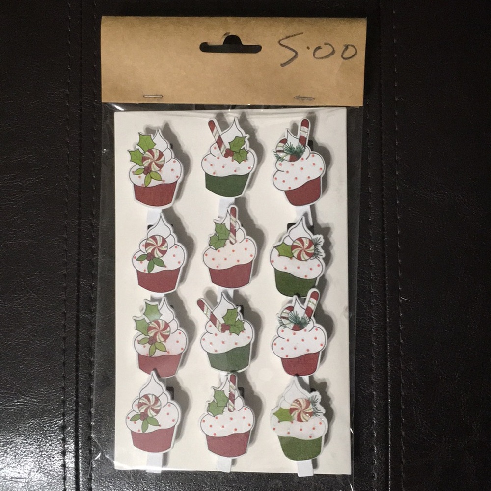 Very Cute Christmas Cupcakes Clothespins (New)